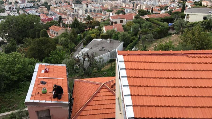Vue d'une toiture en cours de répération